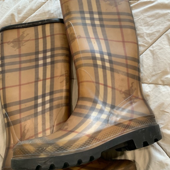 Burberry rain boots - Picture 7 of 11